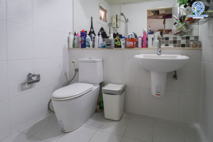 *****บ้านเดี่ยวทำเลใจกลางเมือง ม.เศรษฐสิริ งามวงศ์วาน-ประชาชื่น หลังมุม (ตรงข้าม ม.ธุรกิจบัณฑิตย์) บ้านหลังใหญ่ เนื้อที่ 77.8 ตร.ว. ฟังก์ชัน 5 ห้องนอน 4 ห้องน้ำ 2 ที่จอดรถ พื้นที่ใช้สอยเกือบ 250 ตร.ม. หน้าโครงการติดถนนประชาชื่น เชื่อมต่อถนนหลายสาย ใกล้เดอะมอลล์ฯ และจุดขึ้นทางด่วนงามวงศ์วาน